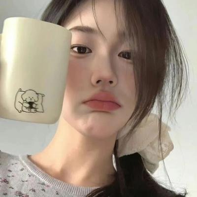 戴流苏耳环的少女